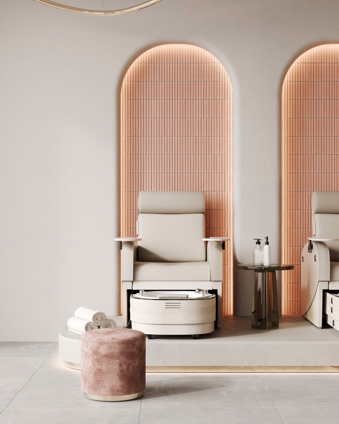 Fotele pedicure w gabinecie Blanche Beauty & Bodyfit, eleganckie łukowe wnęki w ciepłych, różowych odcieniach