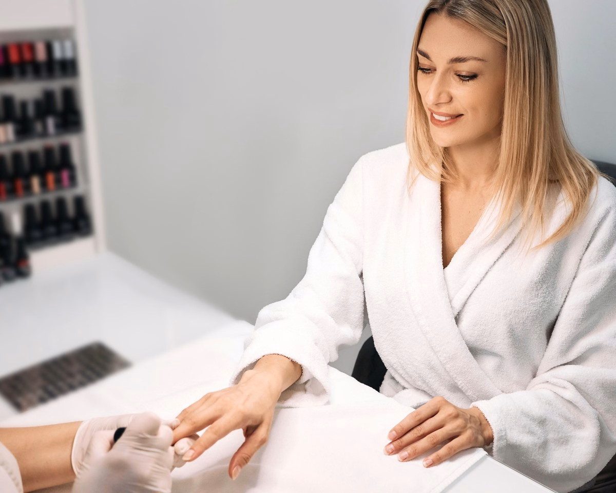 Stylizacja paznokci dłoni w trakcie manicure